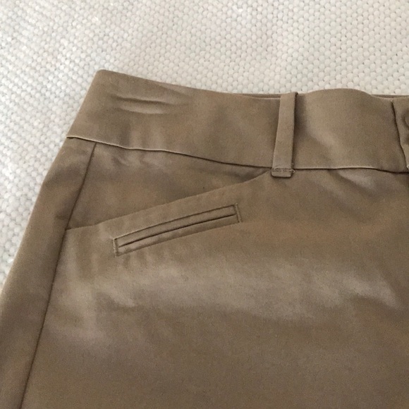 Women’s Dockers Khaki Refined Bermuda shorts - Picture 5 of 7